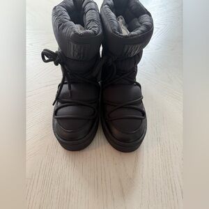 Hm moon boots 10